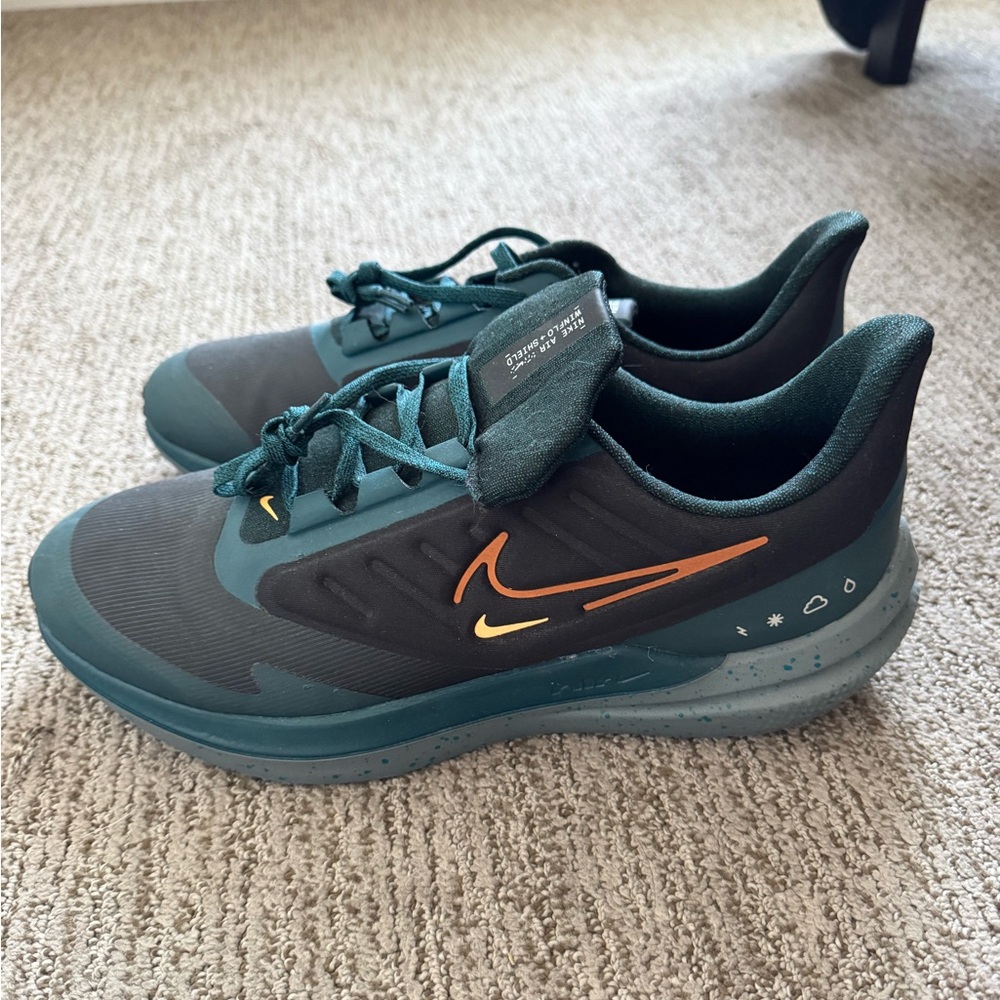 Mens Nike Winflo Shield running shoes
